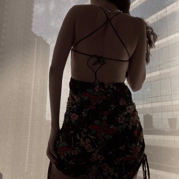 FLORAL PRINT MINI DRESS open back & cinched sides - Picture 2 of 4